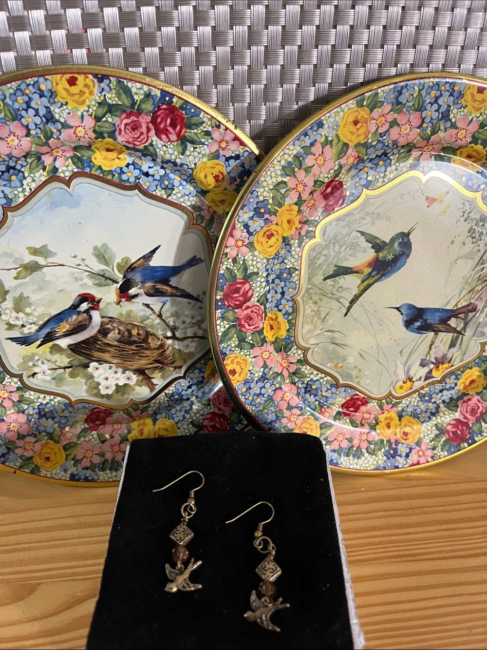 Vintage Daher Bistro Botanical Bird Tin Plates & Matching Bird Earrings Bundle